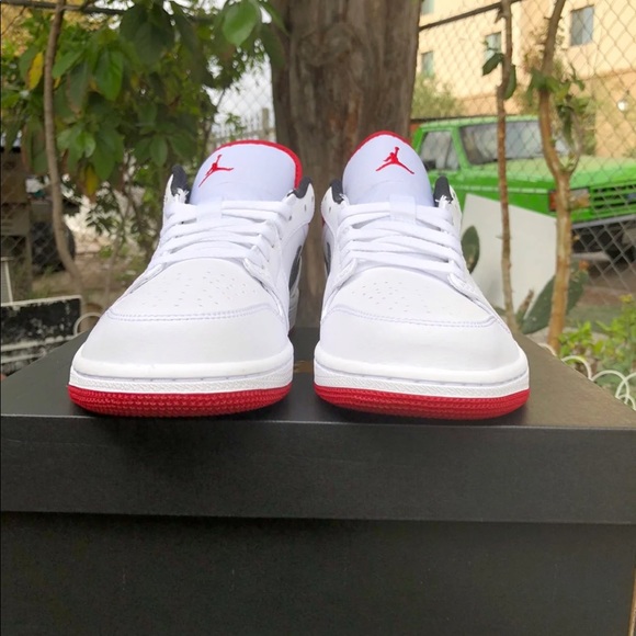 Air Jordan 1 Low University Red - Picture 3 of 7